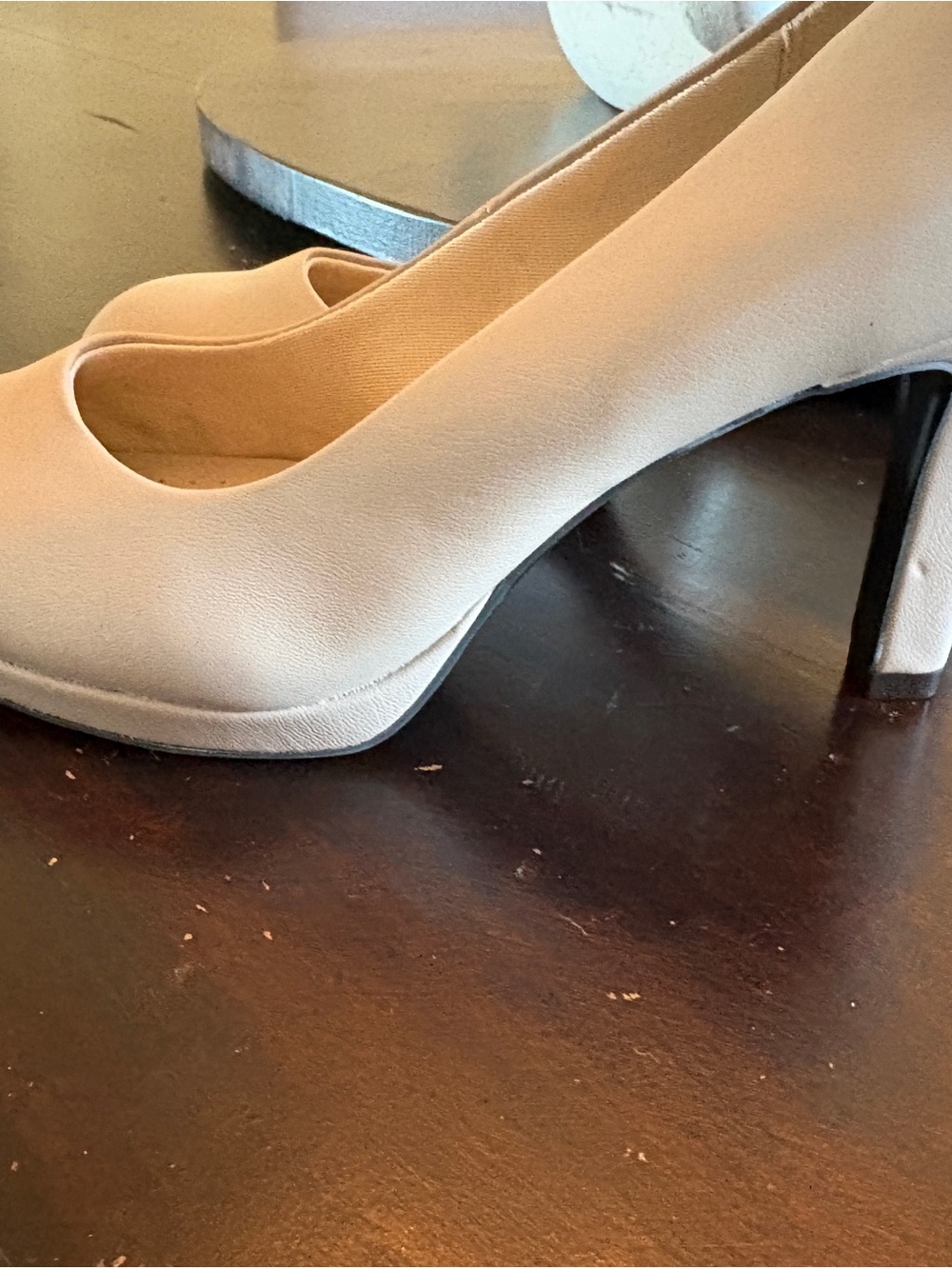 Classic Women’s Round-Toe Mid Heel Pumps in Beige. Life stride.  6.5